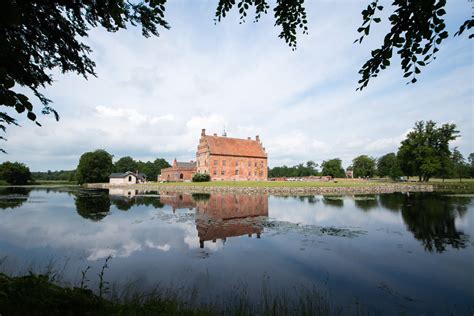 Broholm Slot Ejer
