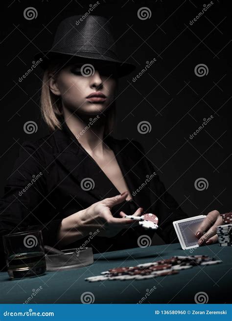 Femme Qui Joue Au Poker