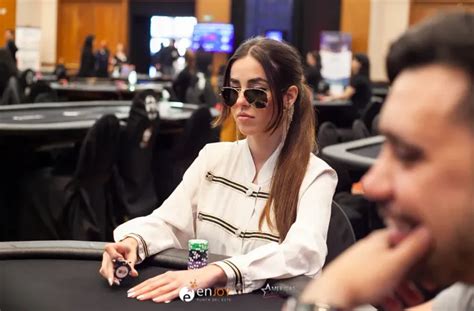 Laura Nasceu De Poker