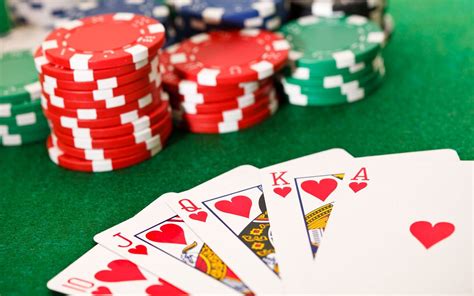 Pequena Pilha De Torneio De Poker Estrategia